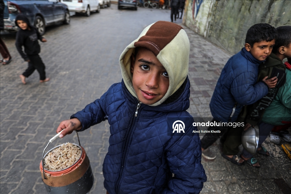 В Газе организована раздача горячей пищи для перемещенных лиц