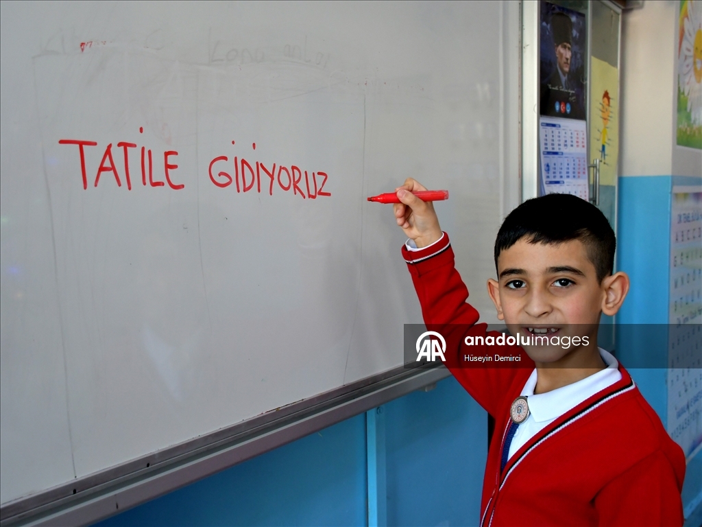 Kars'ta öğrenciler karnelerini aldı