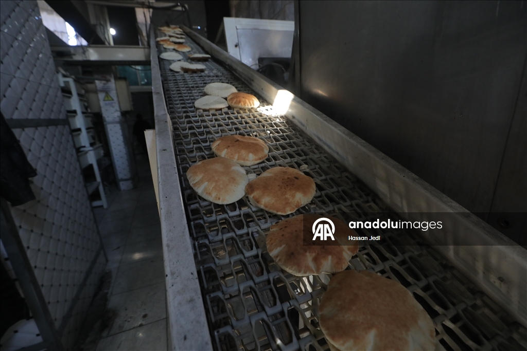 Поврежденная при израильских атаках пекарня в секторе Газа возобновила работу, несмотря на ограниченные ресурсы