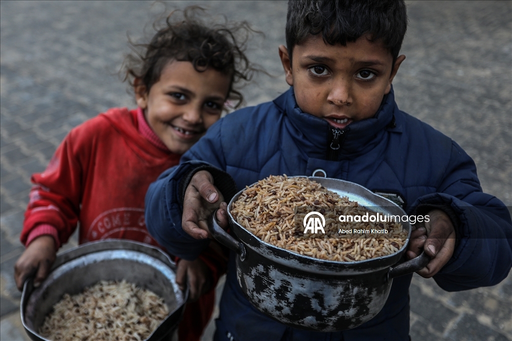 В Газе организована раздача горячей пищи для перемещенных лиц
