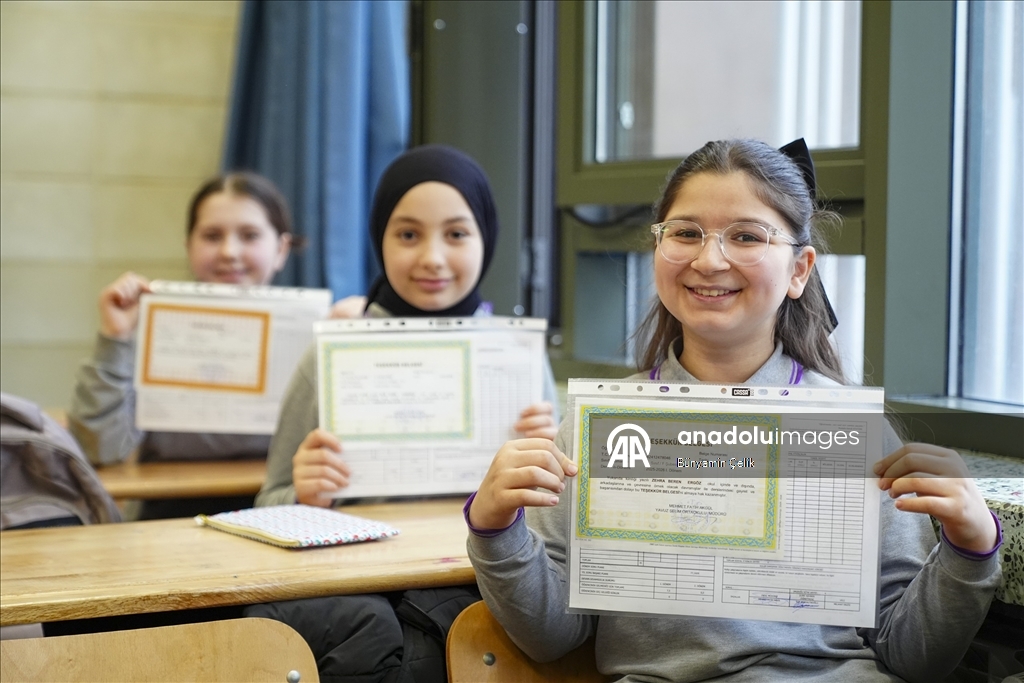 İstanbul'da öğrenciler karnelerini alarak yarıyıl tatiline başladı