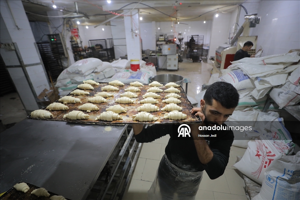 Поврежденная при израильских атаках пекарня в секторе Газа возобновила работу, несмотря на ограниченные ресурсы