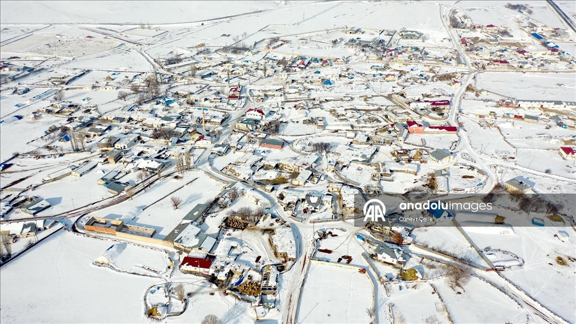 Kars’ta karla kaplanan Esenkent köyü dronla görüntülendi