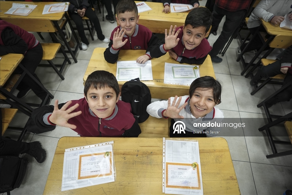 Öğrenciler karnelerini alarak yarıyıl tatiline başladı