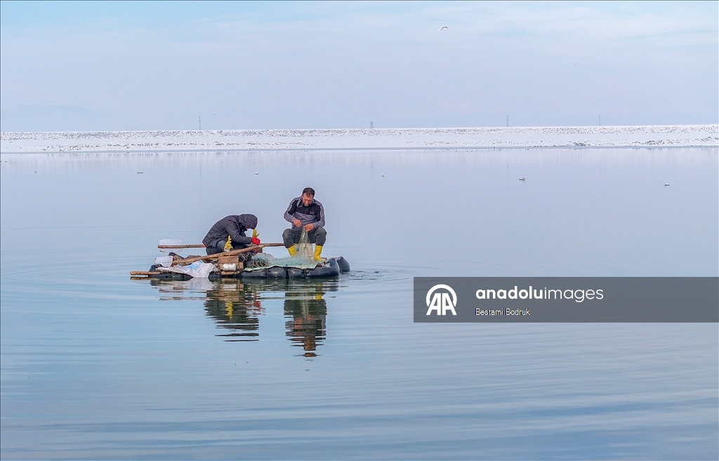 В объективы камер попали рыбаки, занимающиеся рыбной ловлей на снегу в Диярбакыре