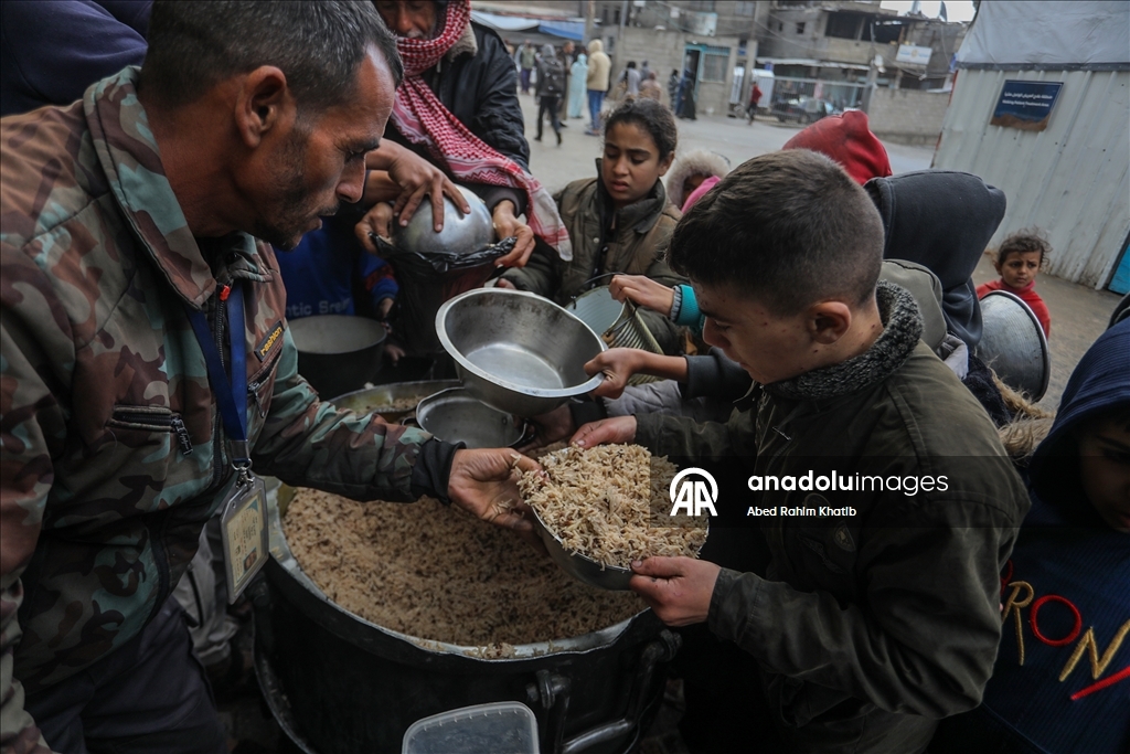В Газе организована раздача горячей пищи для перемещенных лиц