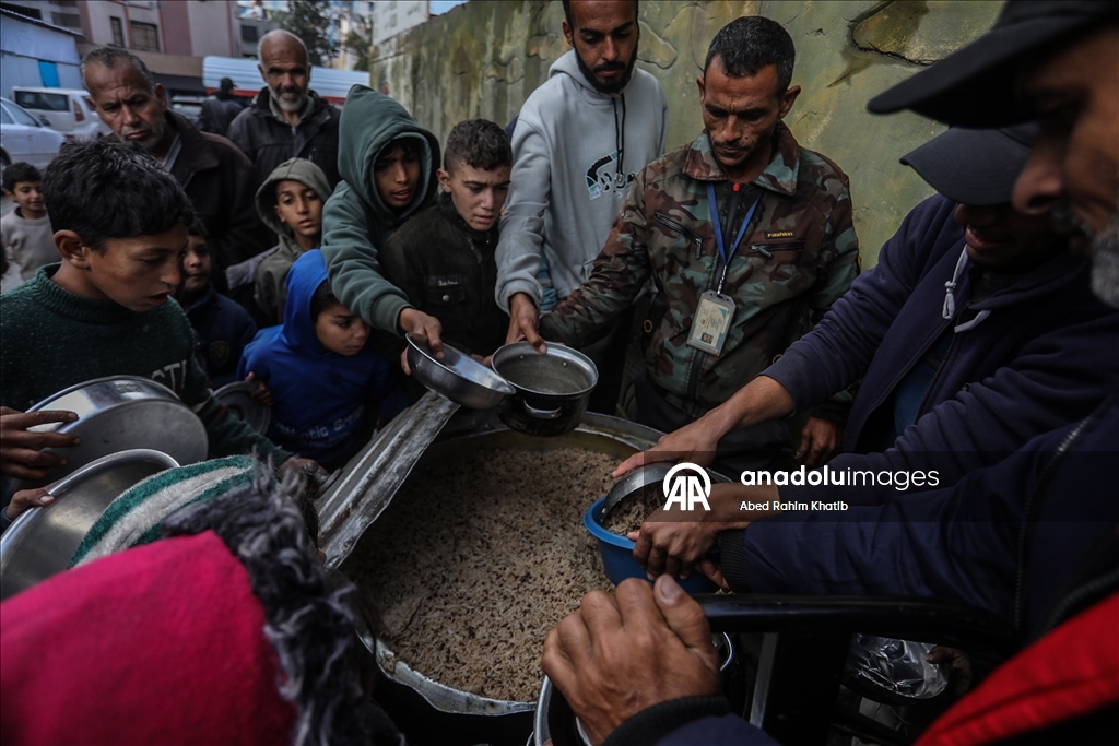 В Газе организована раздача горячей пищи для перемещенных лиц