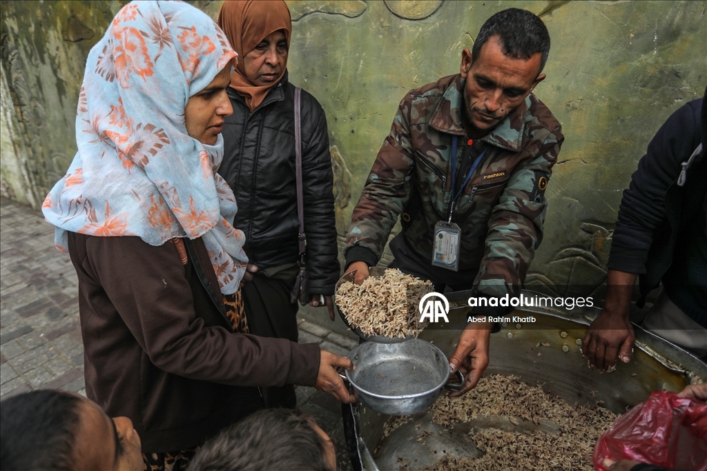 В Газе организована раздача горячей пищи для перемещенных лиц