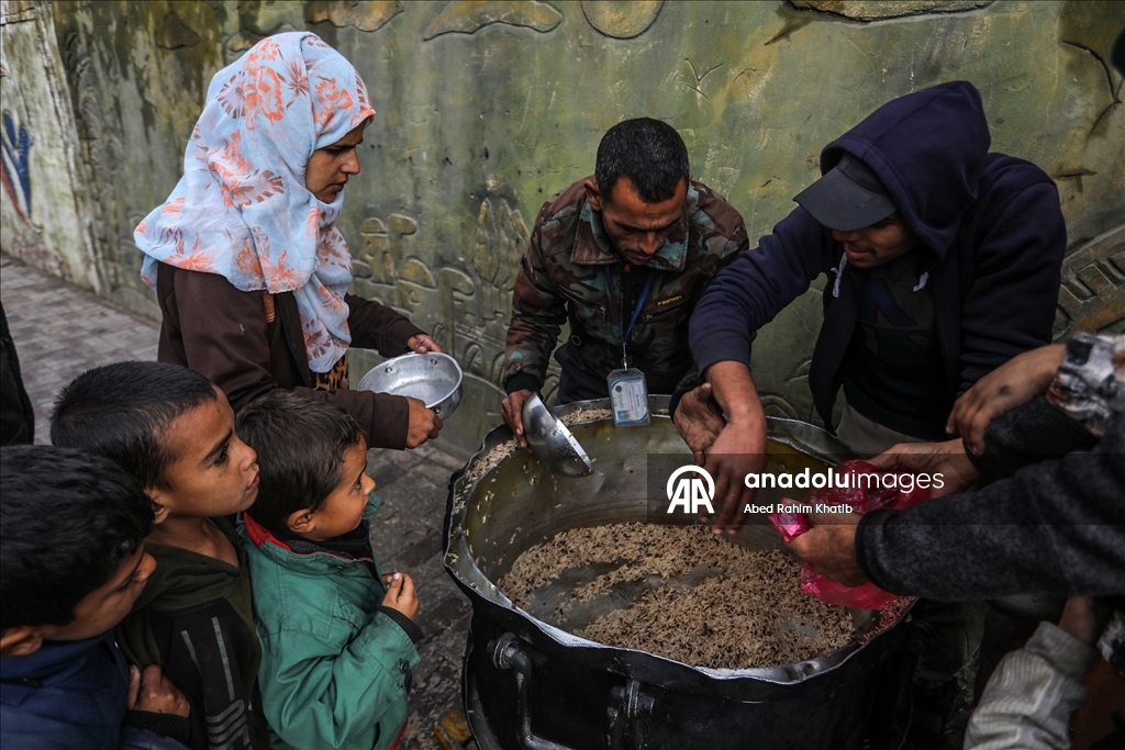В Газе организована раздача горячей пищи для перемещенных лиц