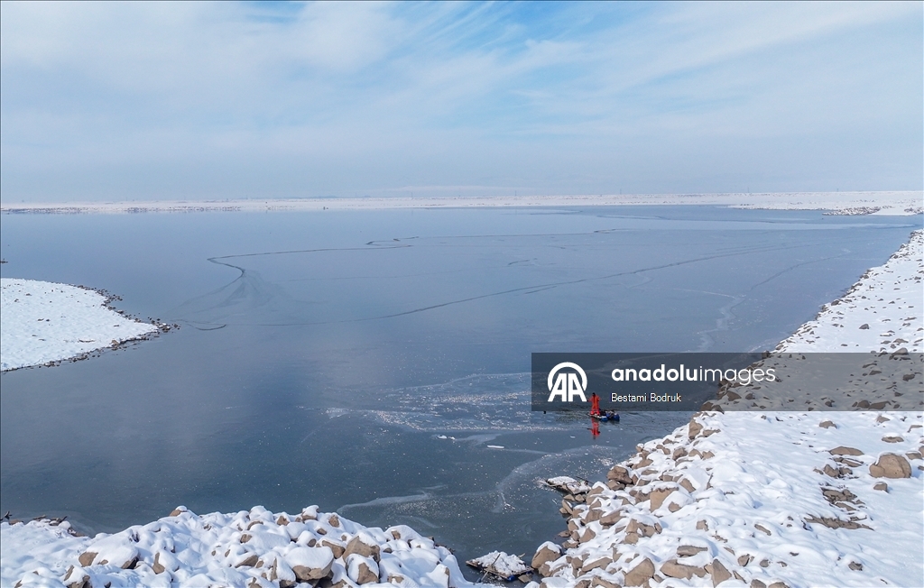 В объективы камер попали рыбаки, занимающиеся рыбной ловлей на снегу в Диярбакыре