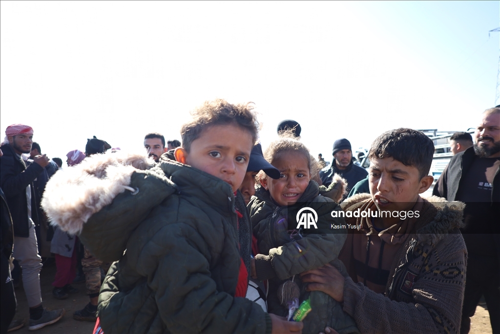 الأناضول ترصد مغادرة أسر سورية منطقة دير حافر بريف حلب