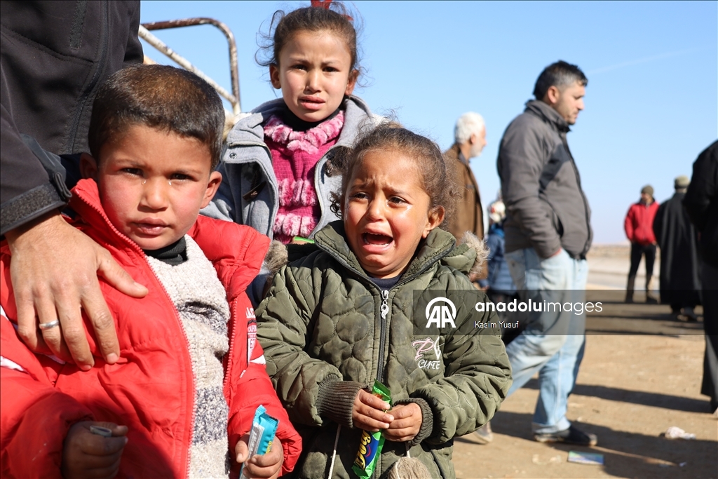 الأناضول ترصد مغادرة أسر سورية منطقة دير حافر بريف حلب