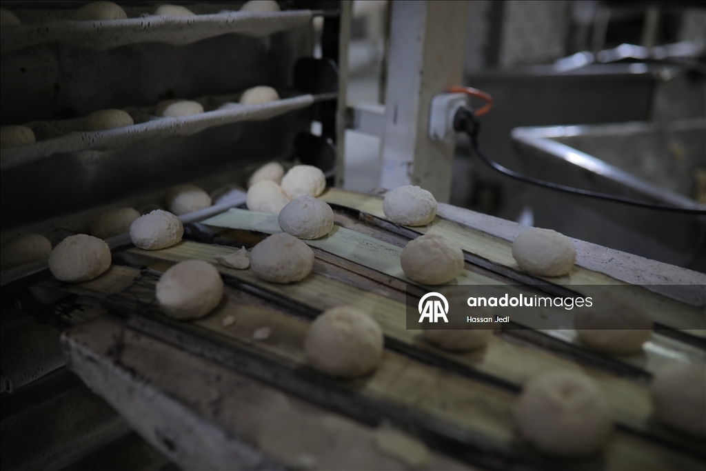 Поврежденная при израильских атаках пекарня в секторе Газа возобновила работу, несмотря на ограниченные ресурсы