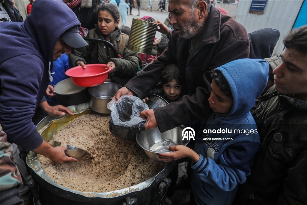 В Газе организована раздача горячей пищи для перемещенных лиц
