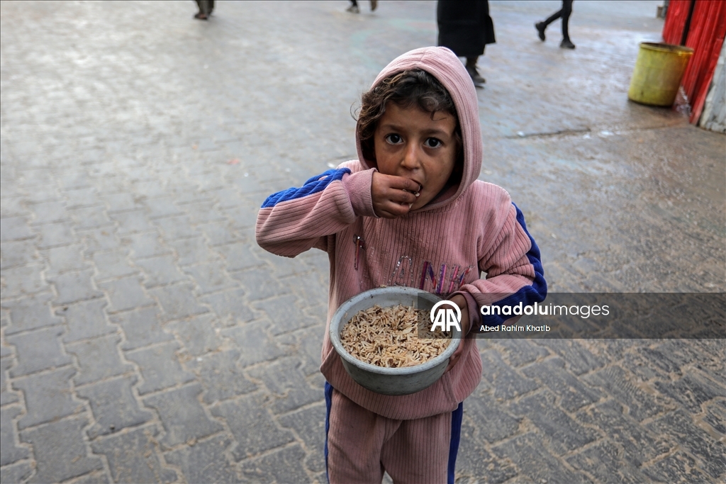В Газе организована раздача горячей пищи для перемещенных лиц