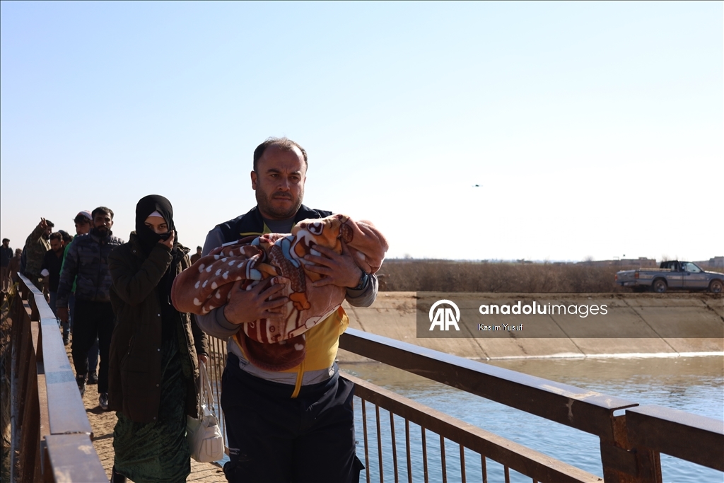 الأناضول ترصد مغادرة أسر سورية منطقة دير حافر بريف حلب