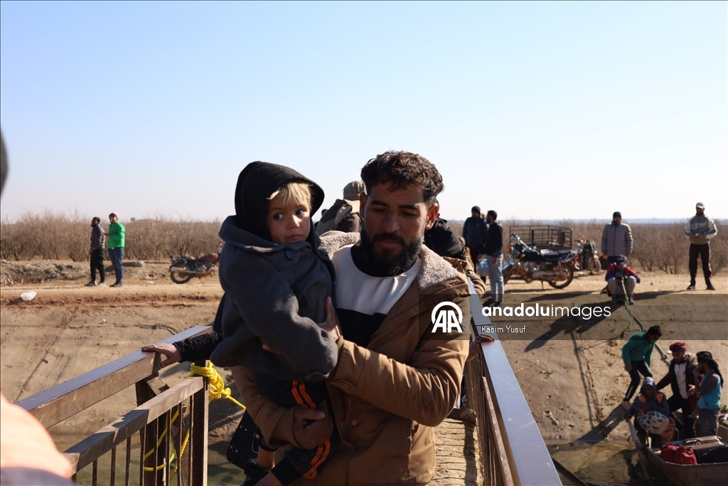 الأناضول ترصد مغادرة أسر سورية منطقة دير حافر بريف حلب