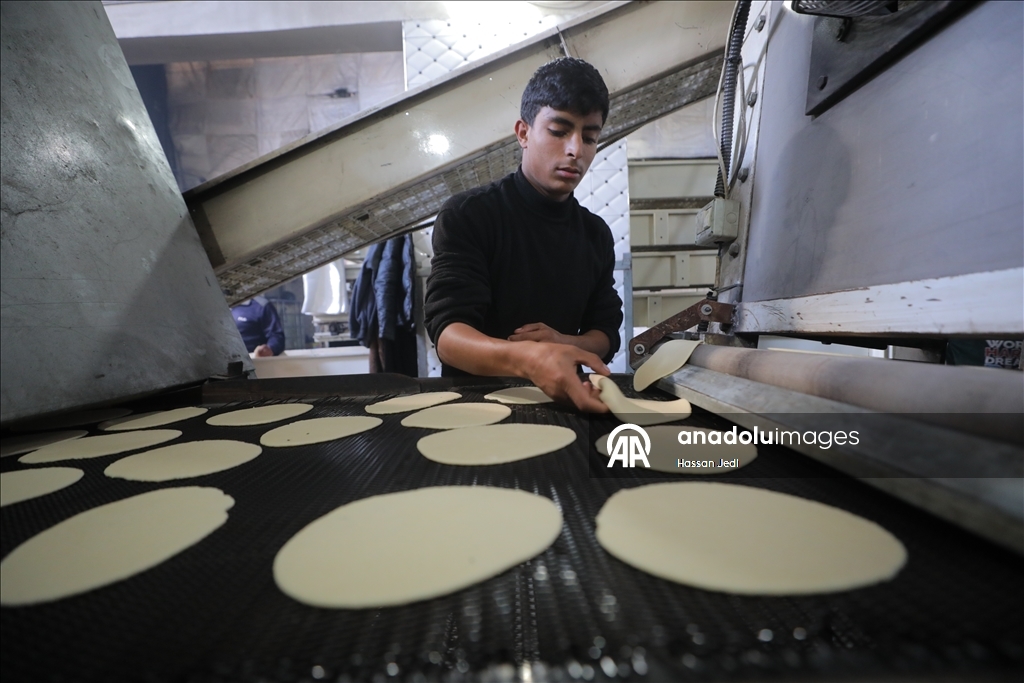 Поврежденная при израильских атаках пекарня в секторе Газа возобновила работу, несмотря на ограниченные ресурсы