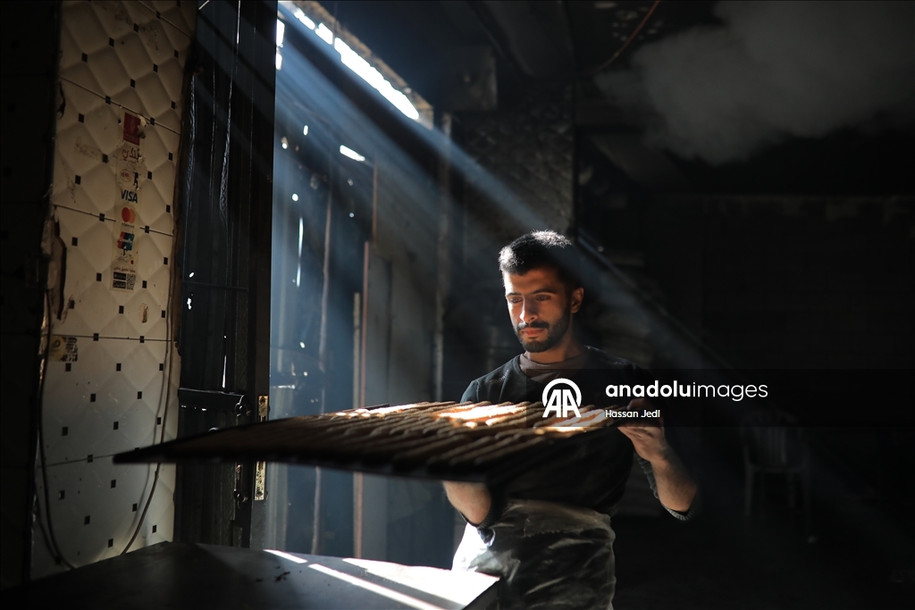 Поврежденная при израильских атаках пекарня в секторе Газа возобновила работу, несмотря на ограниченные ресурсы