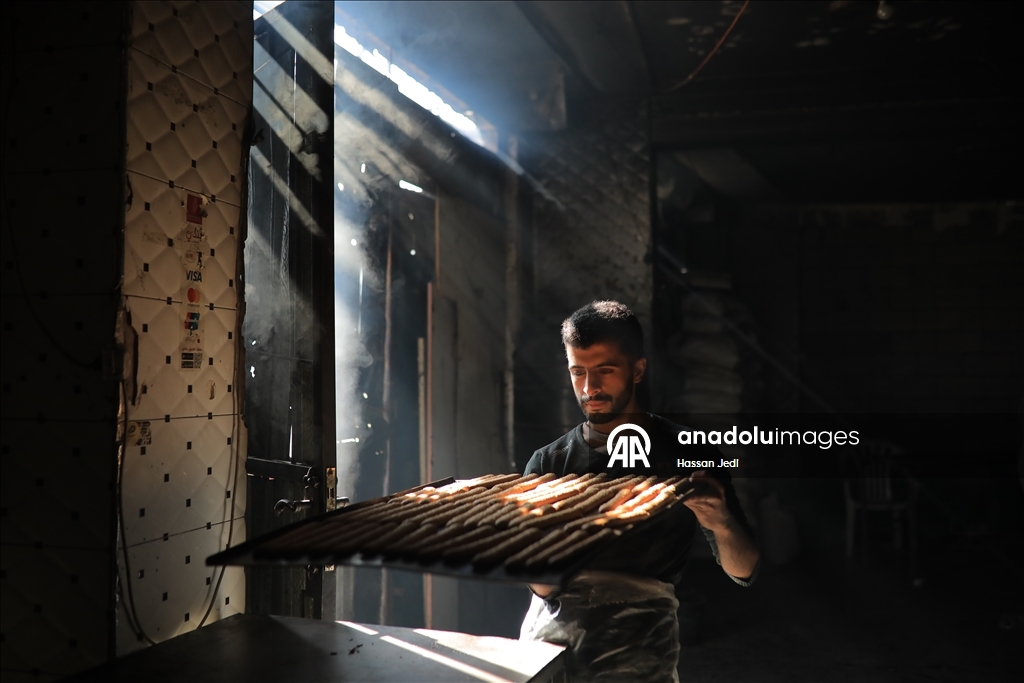 Поврежденная при израильских атаках пекарня в секторе Газа возобновила работу, несмотря на ограниченные ресурсы