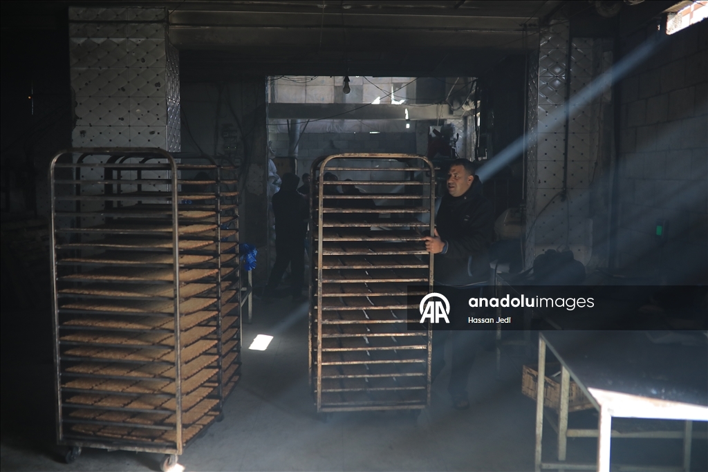 Поврежденная при израильских атаках пекарня в секторе Газа возобновила работу, несмотря на ограниченные ресурсы