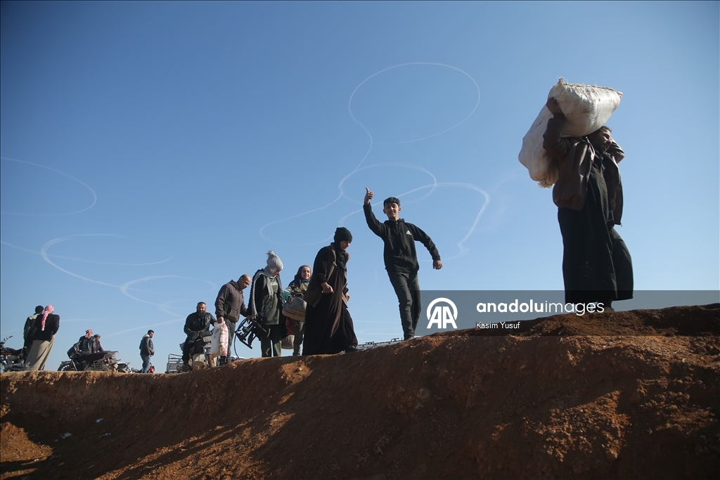 الأناضول ترصد مغادرة أسر سورية منطقة دير حافر بريف حلب