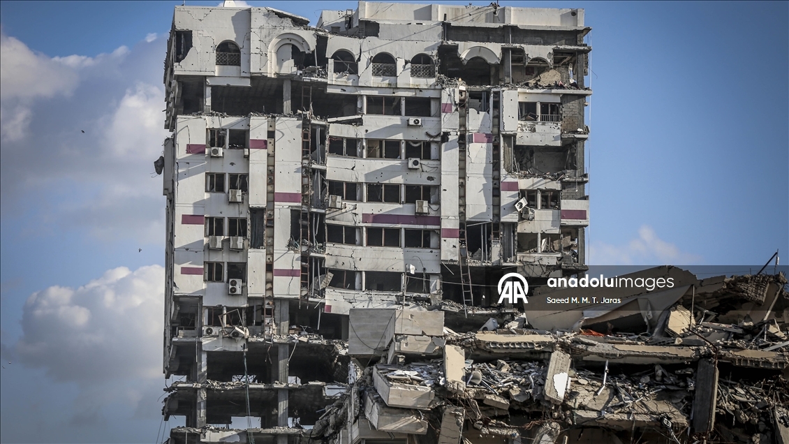 Gazze’de ağır hasarlı Filistin Bankası binası sığınmacılar için risk oluşturuyor