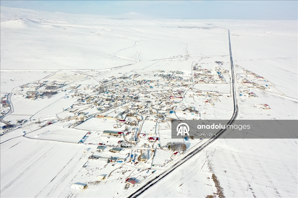 Kars’ta karla kaplanan Esenkent köyü dronla görüntülendi