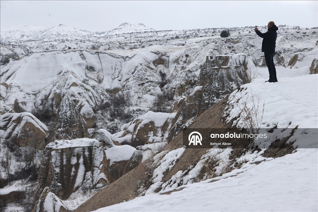 Снегопад накрыл белым покровом регион Каппадокии