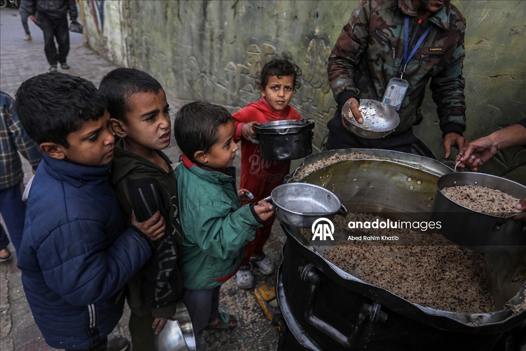 В Газе организована раздача горячей пищи для перемещенных лиц