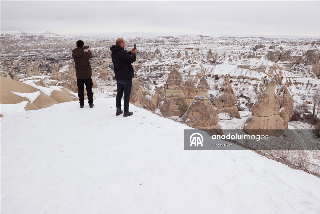 Снегопад накрыл белым покровом регион Каппадокии