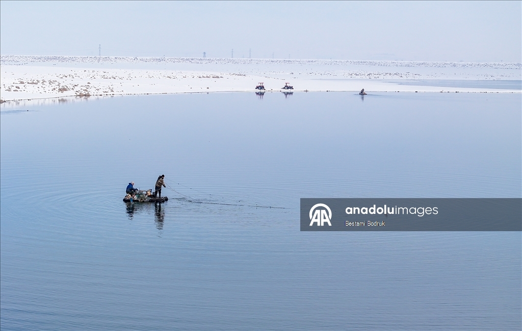 В объективы камер попали рыбаки, занимающиеся рыбной ловлей на снегу в Диярбакыре