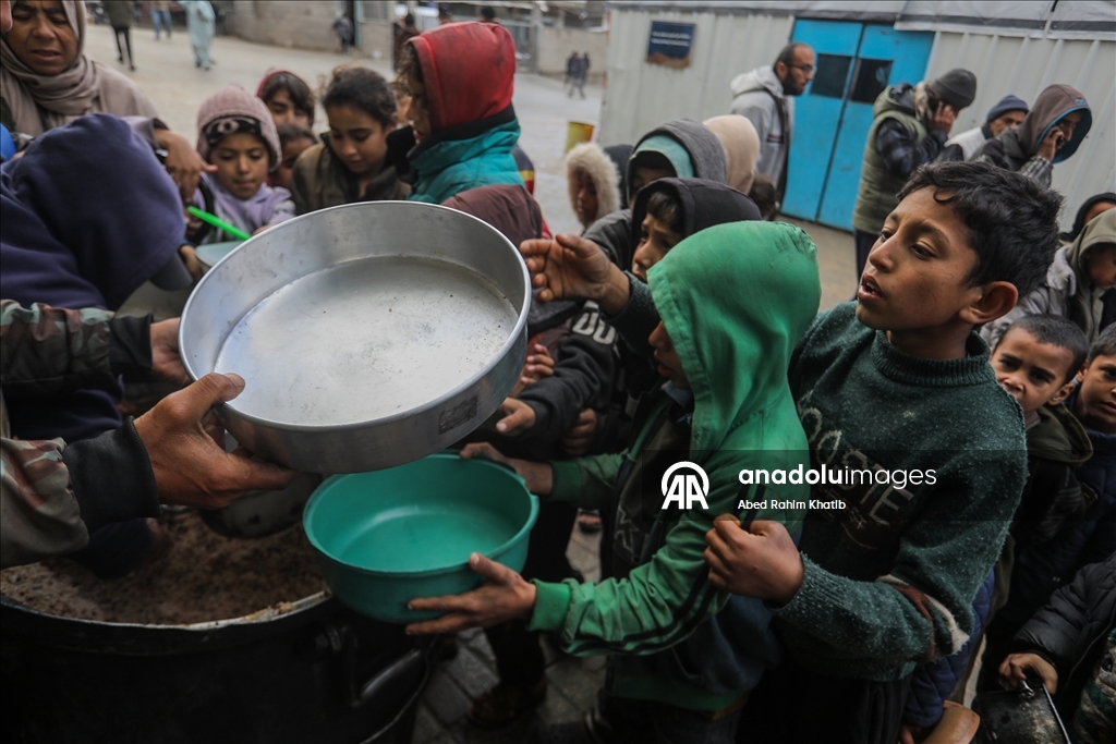 В Газе организована раздача горячей пищи для перемещенных лиц