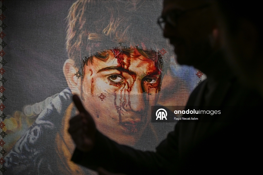 Türk sanatçı Aygeç'in "Sürgündeki Zeytin Ağacına Posterler" Sergisi Londra'da açıldı