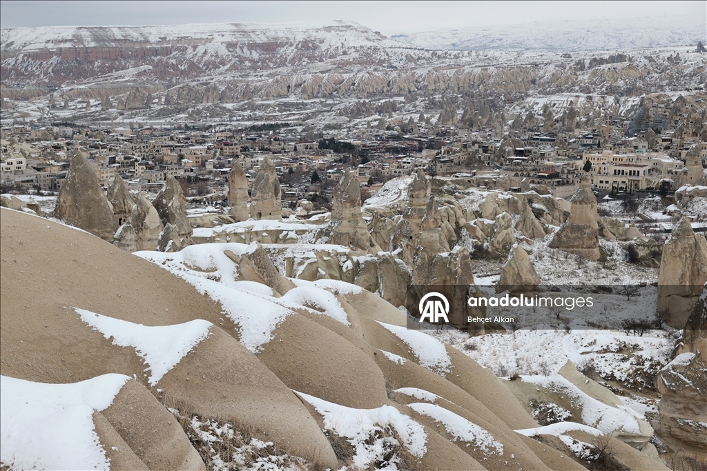 Снегопад накрыл белым покровом регион Каппадокии
