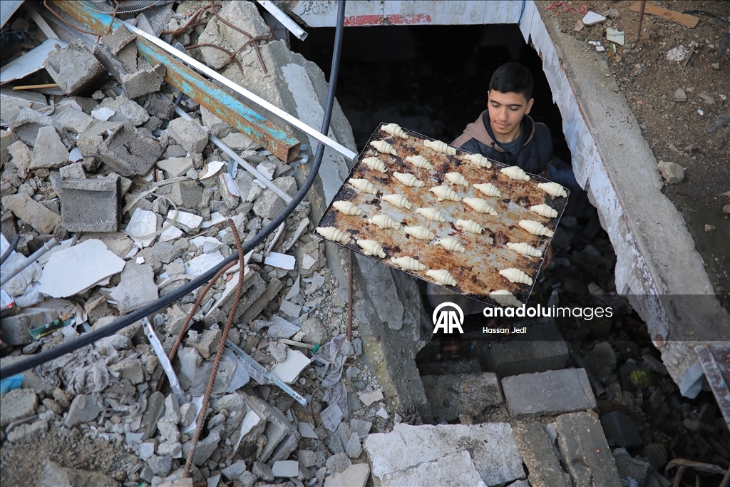 Поврежденная при израильских атаках пекарня в секторе Газа возобновила работу, несмотря на ограниченные ресурсы