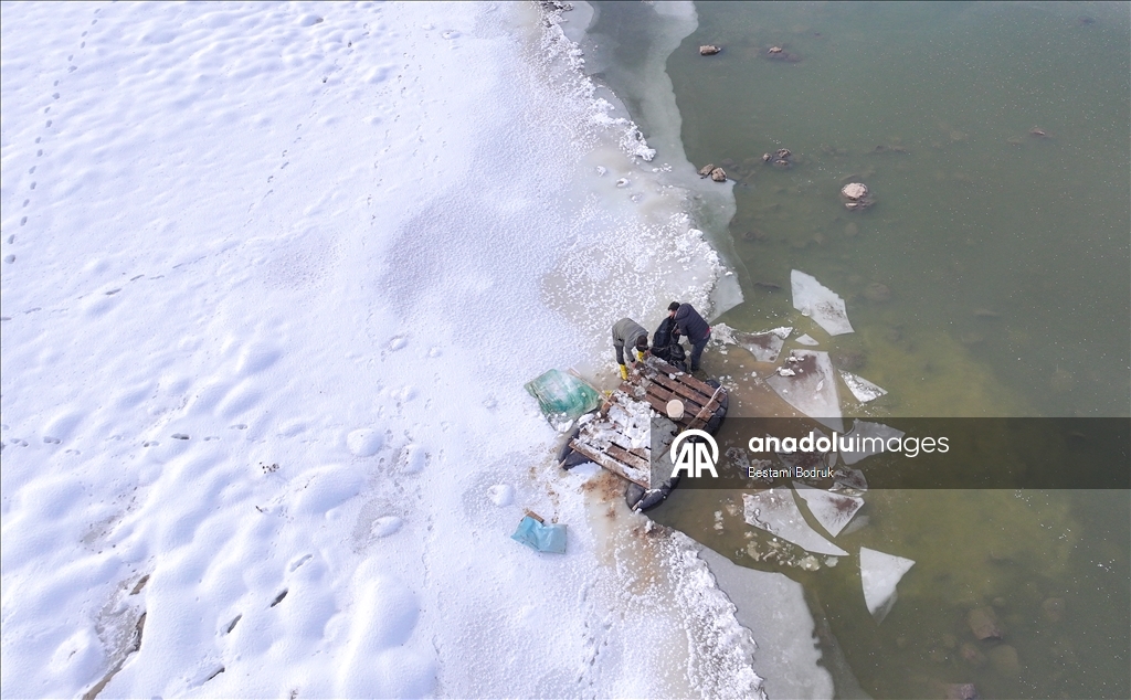 В объективы камер попали рыбаки, занимающиеся рыбной ловлей на снегу в Диярбакыре