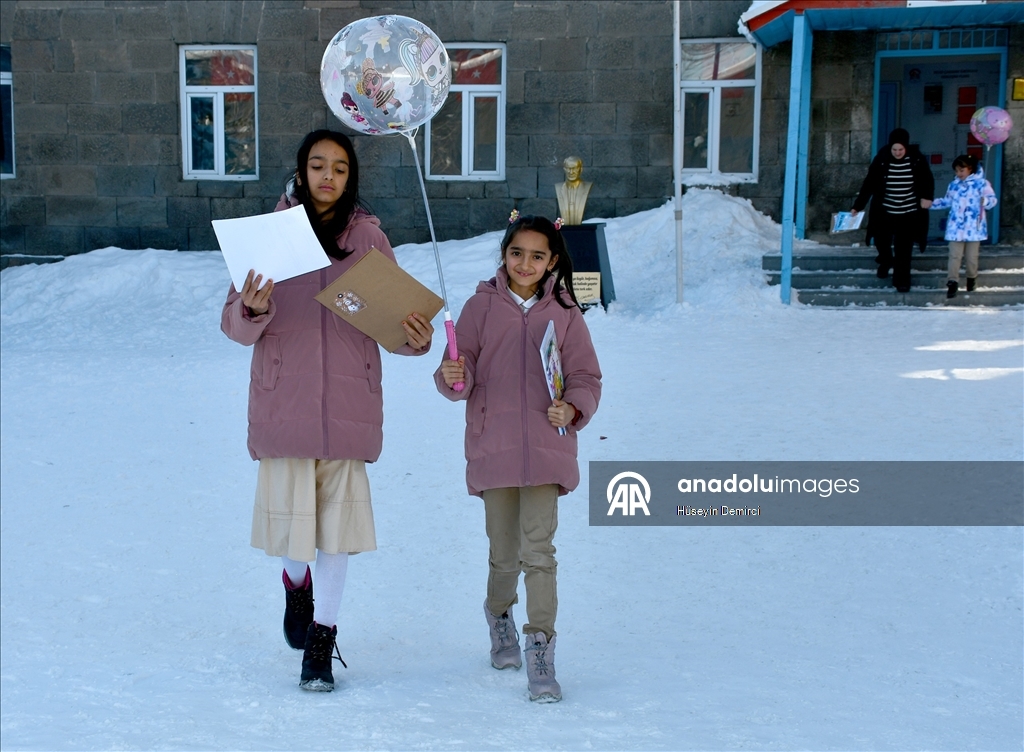 Kars'ta öğrenciler karnelerini aldı