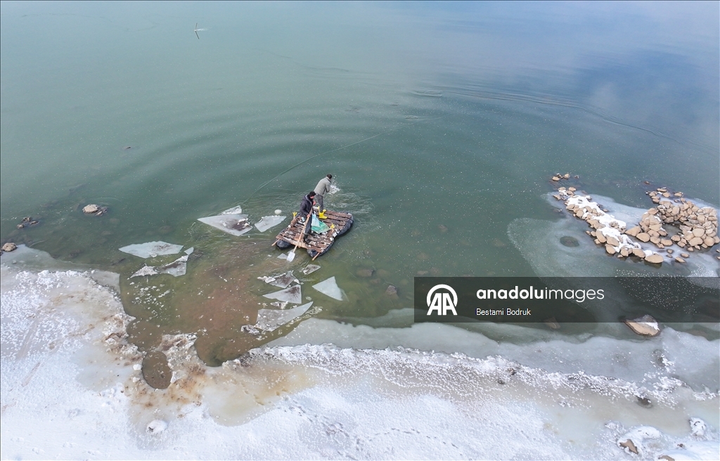 В объективы камер попали рыбаки, занимающиеся рыбной ловлей на снегу в Диярбакыре