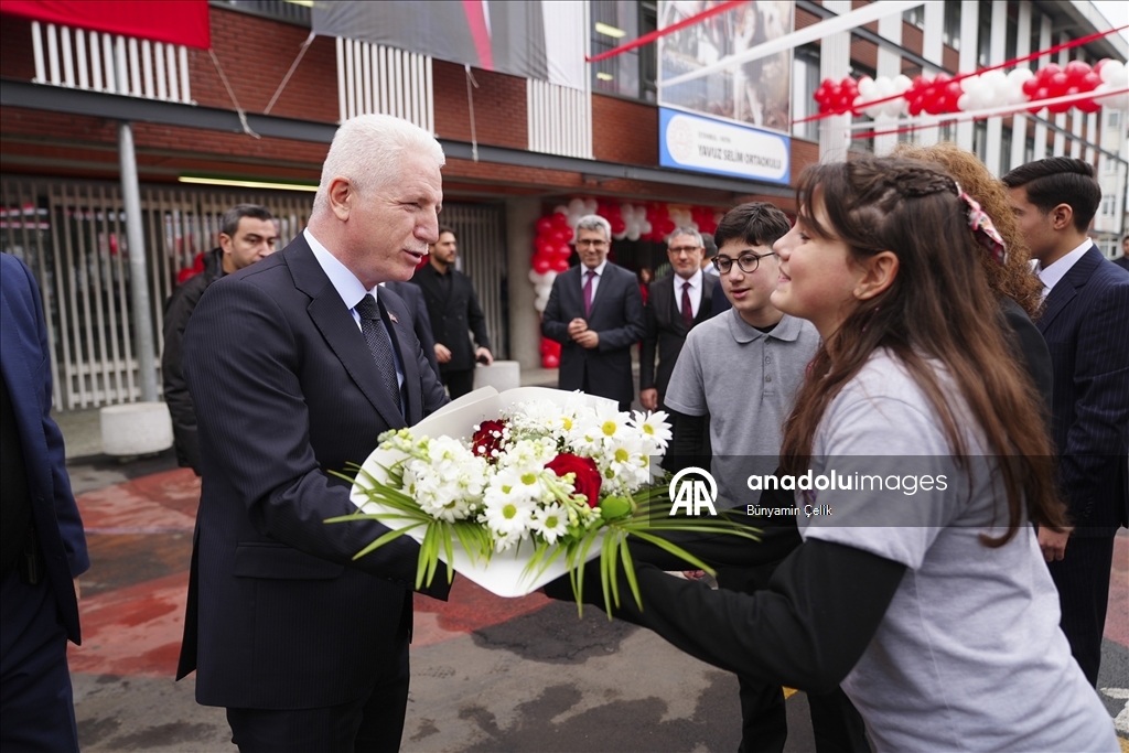İstanbul'da öğrenciler karnelerini alarak yarıyıl tatiline başladı