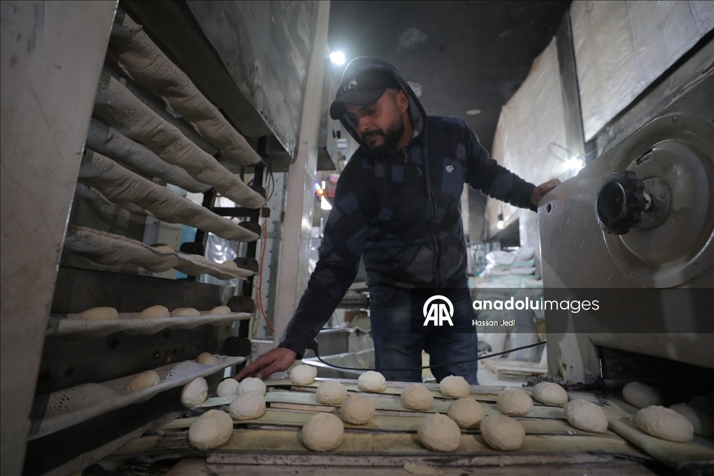 Поврежденная при израильских атаках пекарня в секторе Газа возобновила работу, несмотря на ограниченные ресурсы