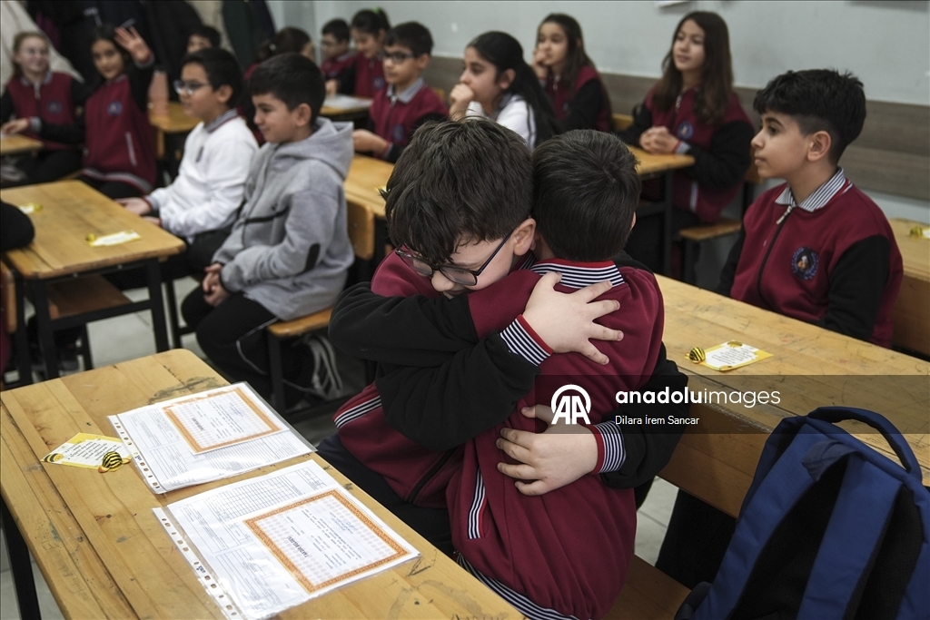 Öğrenciler karnelerini alarak yarıyıl tatiline başladı