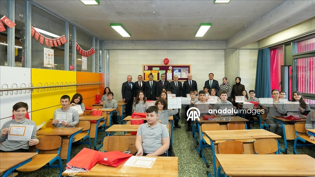 İstanbul'da öğrenciler karnelerini alarak yarıyıl tatiline başladı