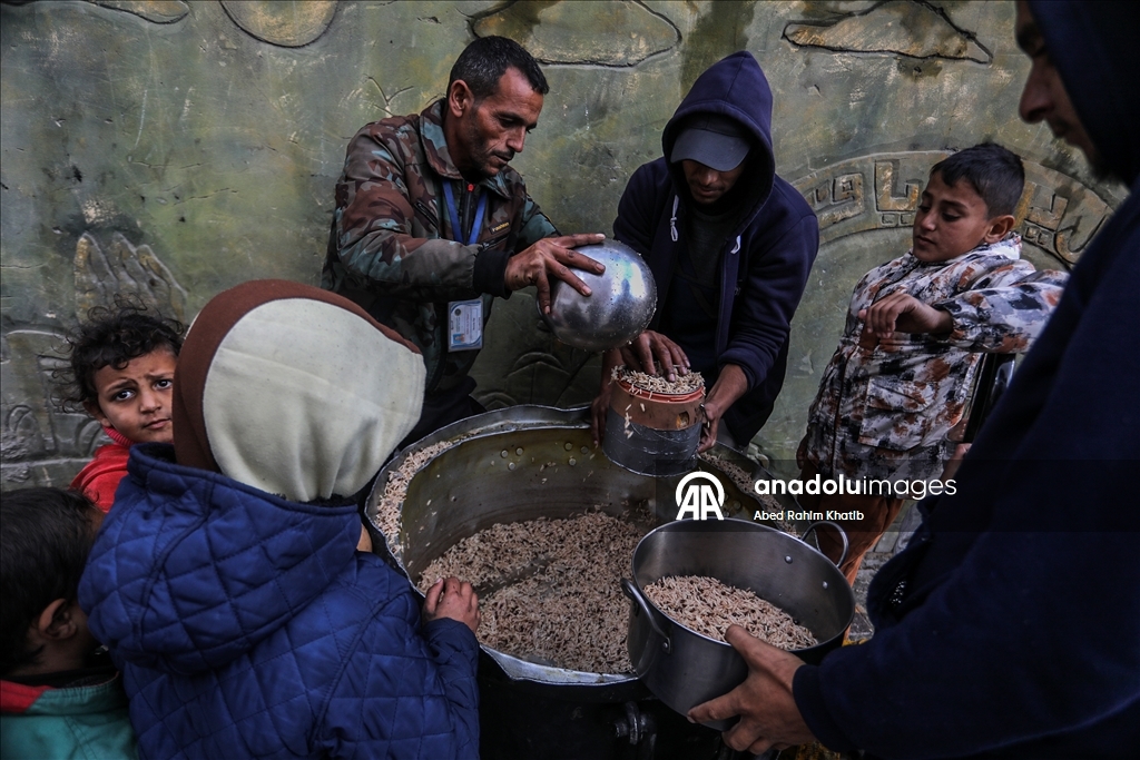 В Газе организована раздача горячей пищи для перемещенных лиц