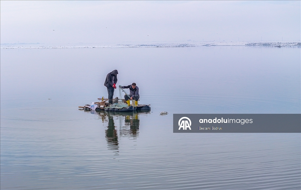 В объективы камер попали рыбаки, занимающиеся рыбной ловлей на снегу в Диярбакыре