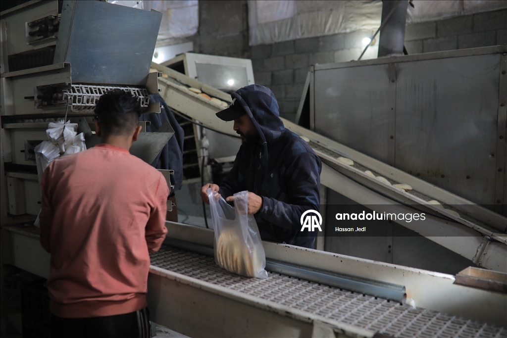 Поврежденная при израильских атаках пекарня в секторе Газа возобновила работу, несмотря на ограниченные ресурсы