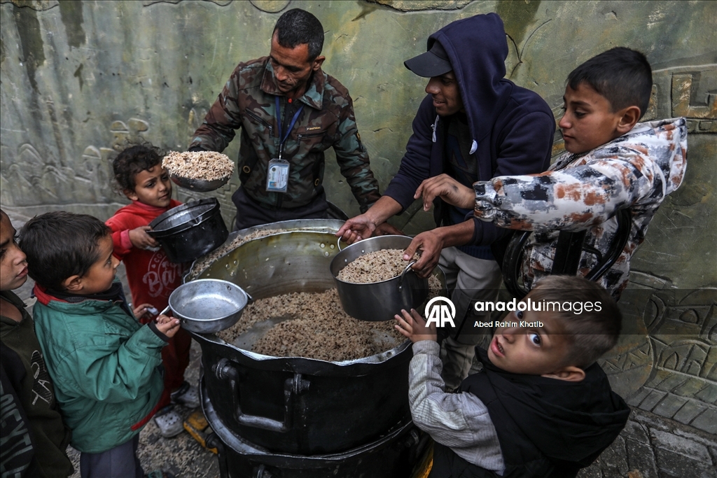 В Газе организована раздача горячей пищи для перемещенных лиц