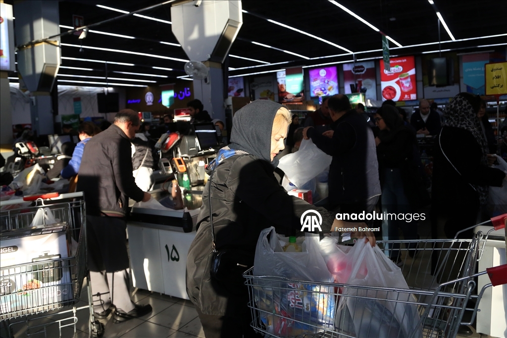 İran'da günlük yaşam ekonomi kriz gölgesinde devam ediyor