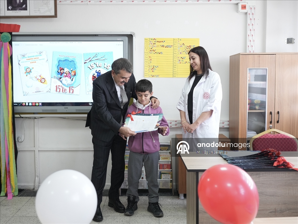 Milli Eğitim Bakanı Tekin, Ağrı'da öğrencilere karne dağıttı