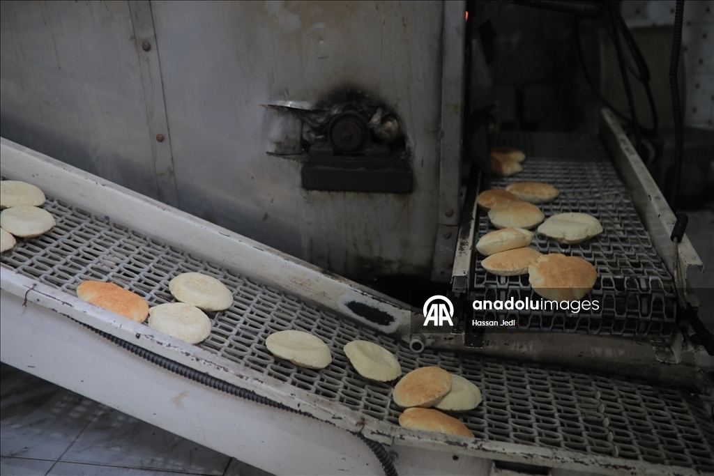 Поврежденная при израильских атаках пекарня в секторе Газа возобновила работу, несмотря на ограниченные ресурсы